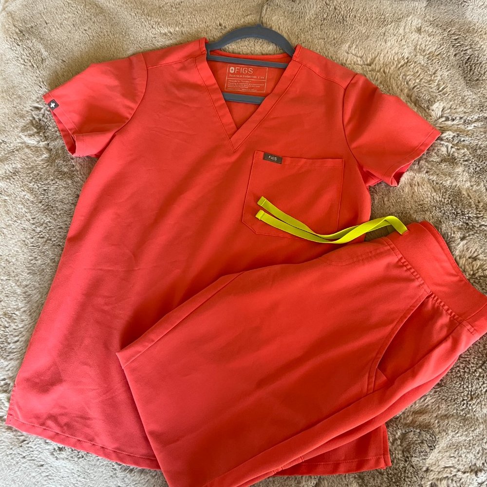 FIGS Hot coral Catarina scrub top XS